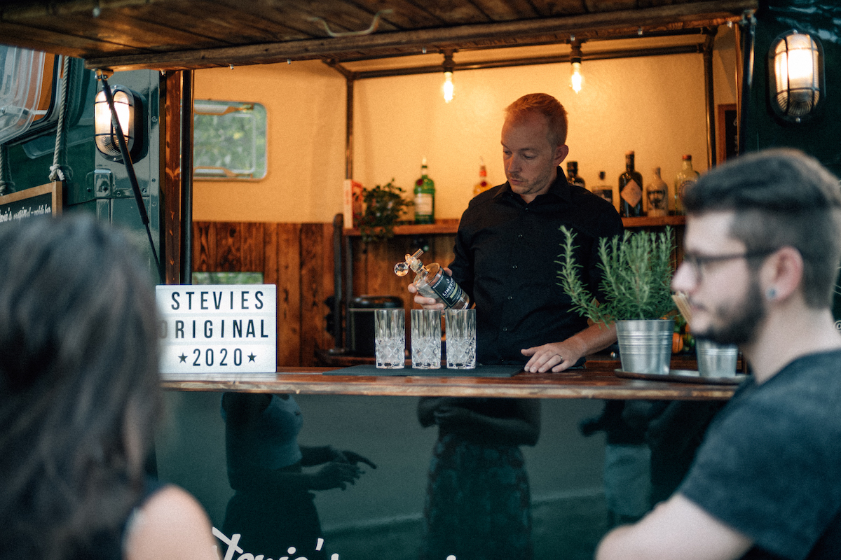 Stevie's Original – mobile Bar mit Gästen